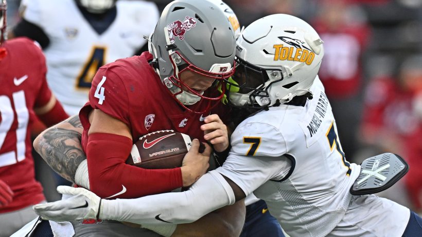 Emmanuel McNeil-Warren makes a big tackle vs Washington State.