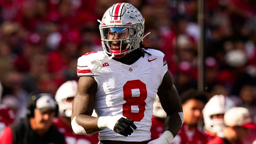 Arvell Reese looks on before the snap during a game versus Wisconsin.